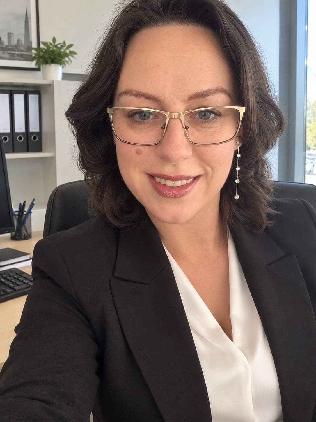 Frau Gashi im Büro