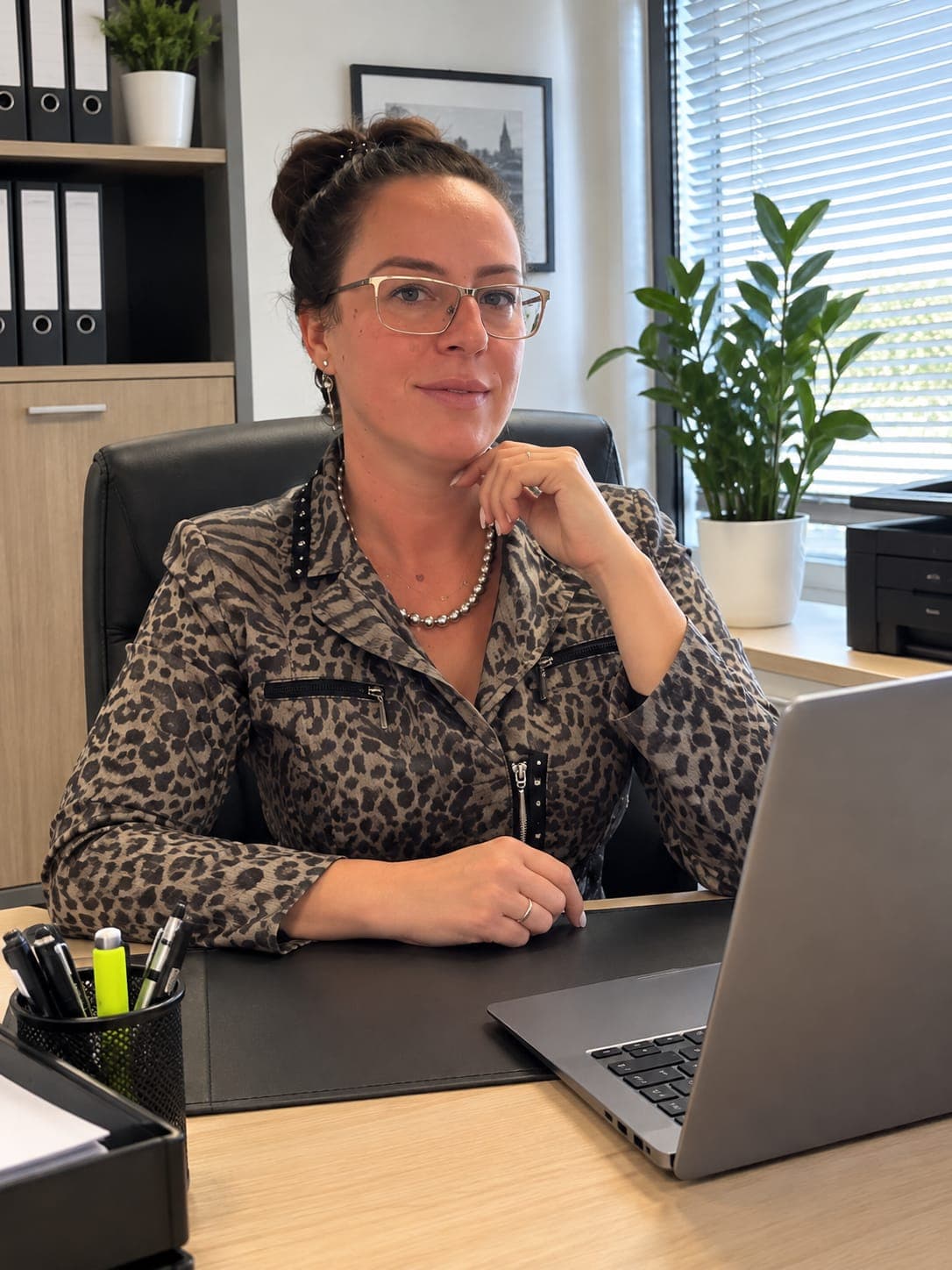 Frau Gashi, Inhaberin der Residenz Goldene Jahre, an ihrem Schreibtisch